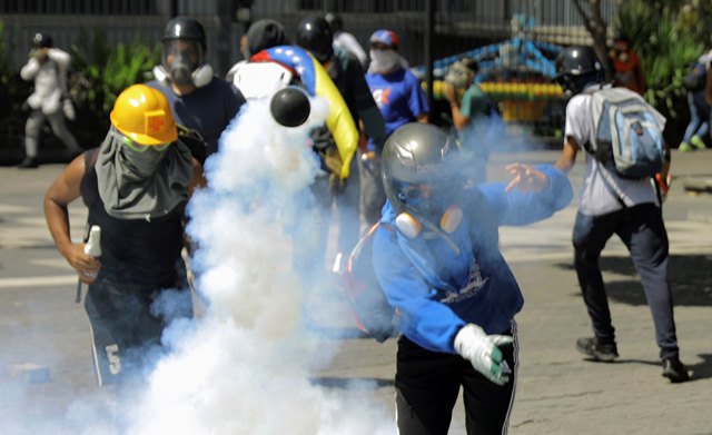 Cuerpos de seguridad no dan tregua y arremetieron con gases contra los estudiantes. REUTERS/Carlos Barria