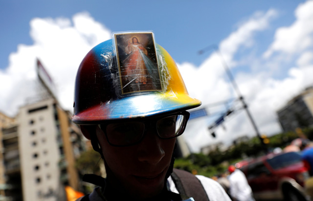 Cuerpos de seguridad no dan tregua y arremetieron con gases contra los estudiantes. REUTERS/Carlos Garcia Rawlins