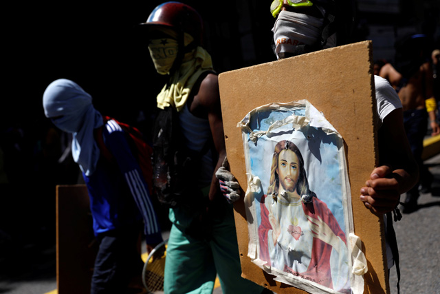 Cuerpos de seguridad no dan tregua y arremetieron con gases contra los estudiantes. REUTERS/Carlos Garcia Rawlins