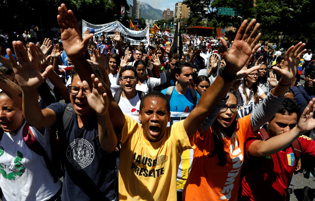 Cuerpos de seguridad no dan tregua y arremetieron con gases contra los estudiantes. REUTERS/Carlos Garcia Rawlins