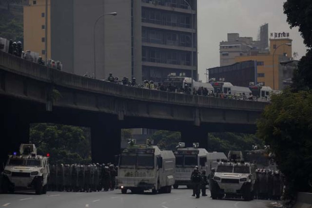 Riot security forces stand guard during a rally called by health care workers and opposition activists against Venezuela's President Nicolas Maduro in Caracas, Venezuela May 22, 2017. REUTERS/Carlos Barria