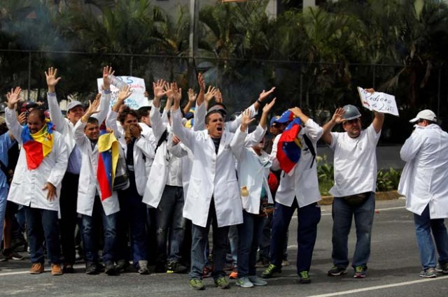 Doctors react during riots at a rally called by health care workers and opposition activists against Venezuela's President Nicolas Maduro in Caracas, Venezuela May 22, 2017. REUTERS/Carlos Barria