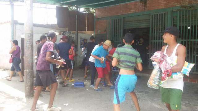 Un grupo de personas entró de manera violenta al local (Foto: @Heberlizeth)