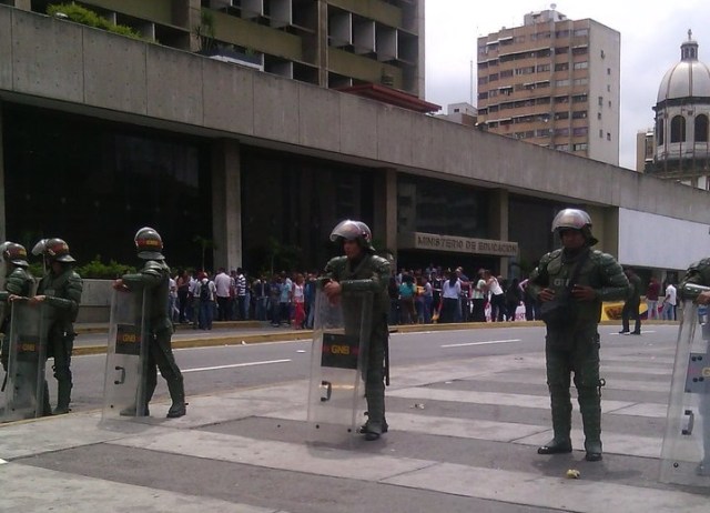 Efectivos de la GNB frente al Ministerio de Educación en el centro de Caracas / Foto @jeanrapisarda