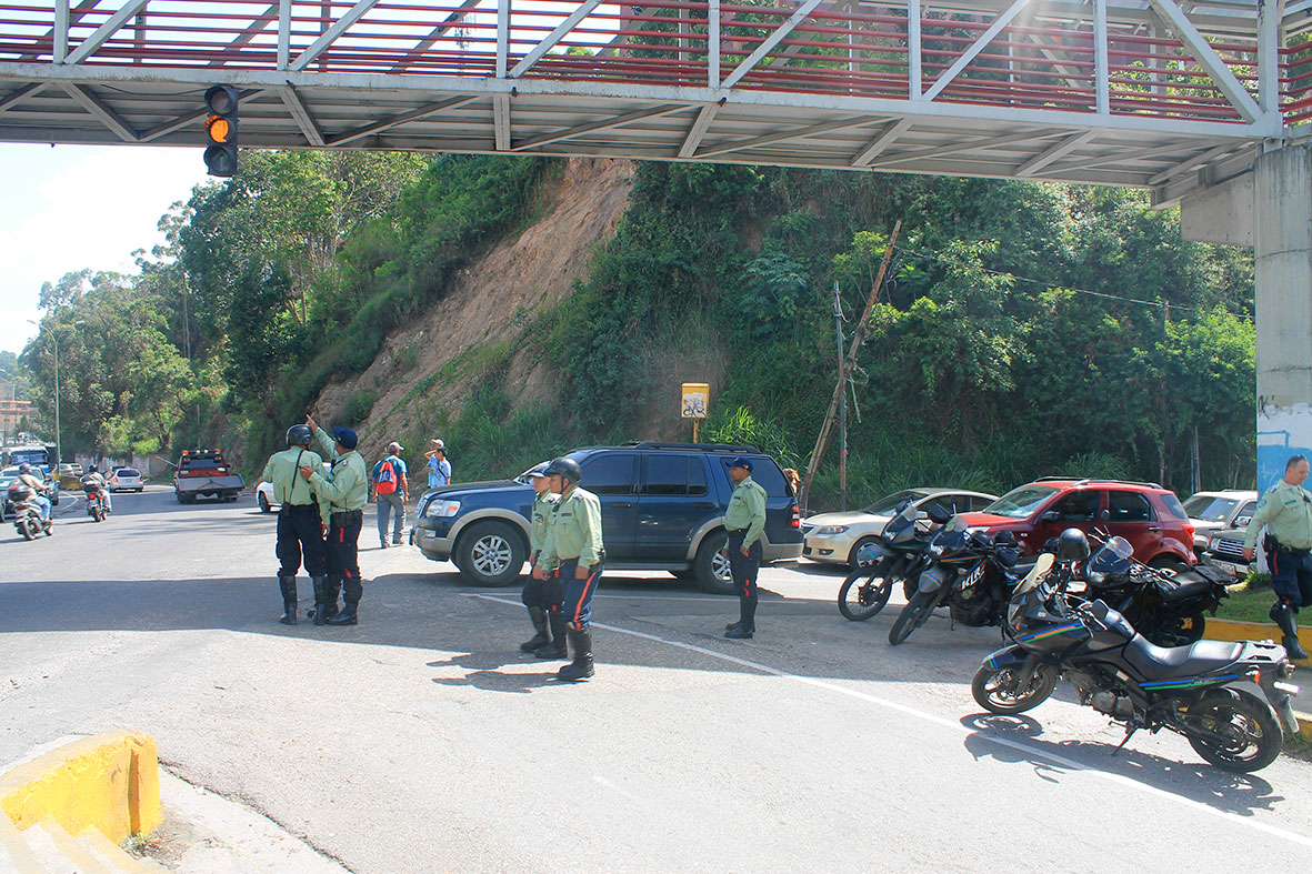 Policarrizal realiza puntos de control para dirigir el tránsito en la Panamericana