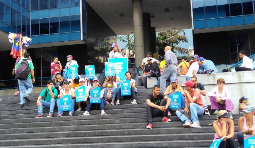 11:40 am Así está la concentración en Parque Cristal (Fotos)