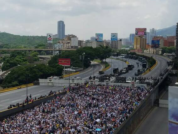 LA FOTO: La barrera metálica que impidió la marcha de miles de caraqueñas #6May