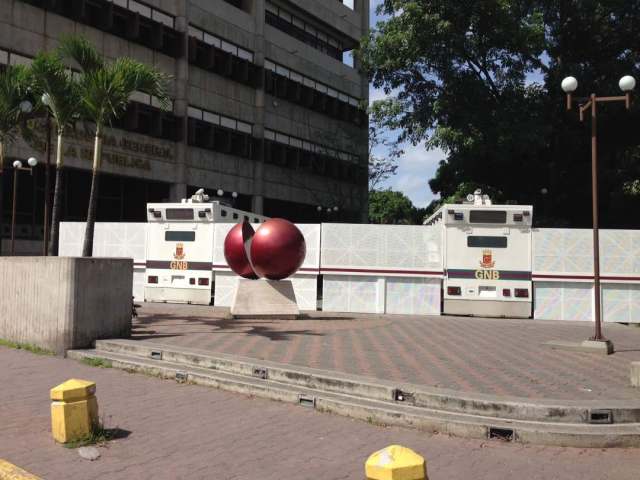 Foto: Cerrados los accesos a Los Próceres este viernes 26 de mayo / @lirioperezpetit