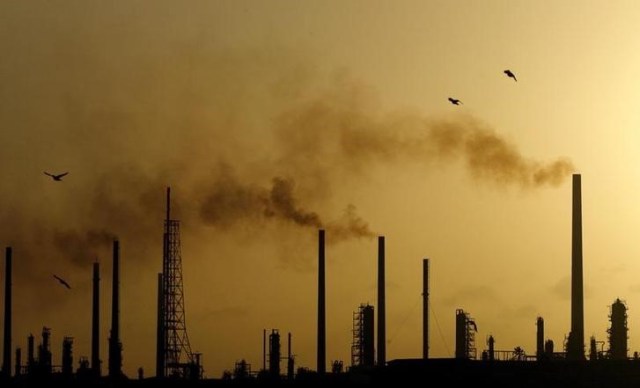 Vista de la puesta de sol sobre la refinería Isla de Curazao, arrendada por la estatal venezolana PDVSA. Foto de archivo. REUTERS/Jorge Silva