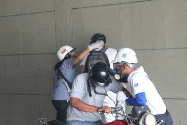 ¿El Honor no se divisa? GN ataca con lacrimógenas desde arriba a manifestantes en El Rosal. Foto: Régulo Gómez/ LaPatilla.com