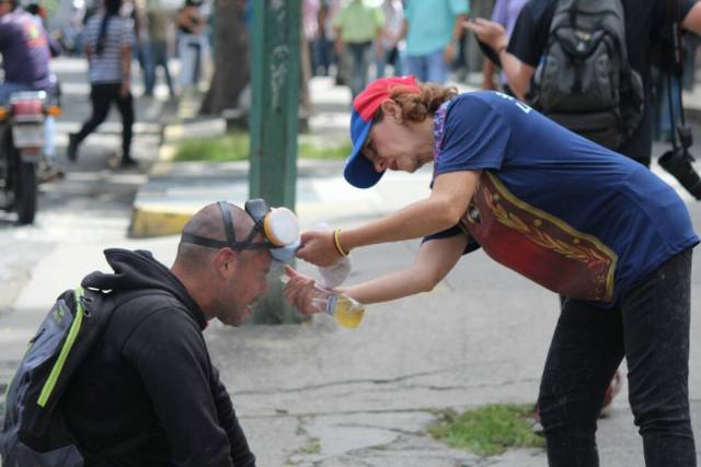 ¿El Honor no se divisa? GN ataca con lacrimógenas desde arriba a manifestantes en El Rosal. Foto: Régulo Gómez/ LaPatilla.com