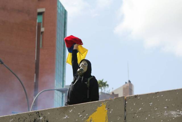 ¿El Honor no se divisa? GN ataca con lacrimógenas desde arriba a manifestantes en El Rosal. Foto: Régulo Gómez/ LaPatilla.com