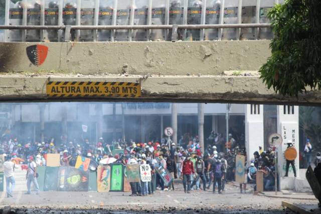 ¿El Honor no se divisa? GN ataca con lacrimógenas desde arriba a manifestantes en El Rosal. Foto: Régulo Gómez/ LaPatilla.com