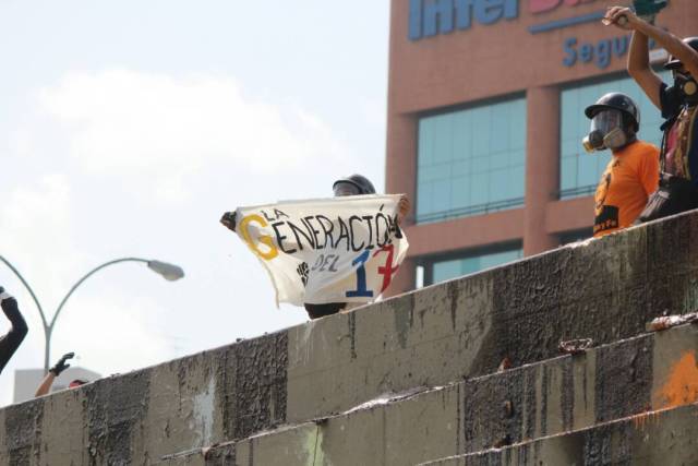 ¿El Honor no se divisa? GN ataca con lacrimógenas desde arriba a manifestantes en El Rosal. Foto: Régulo Gómez/ LaPatilla.com