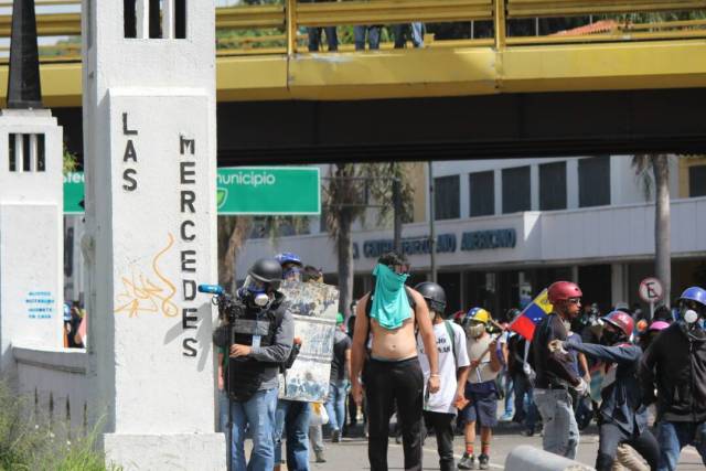 ¿El Honor no se divisa? GN ataca con lacrimógenas desde arriba a manifestantes en El Rosal. Foto: Régulo Gómez/ LaPatilla.com