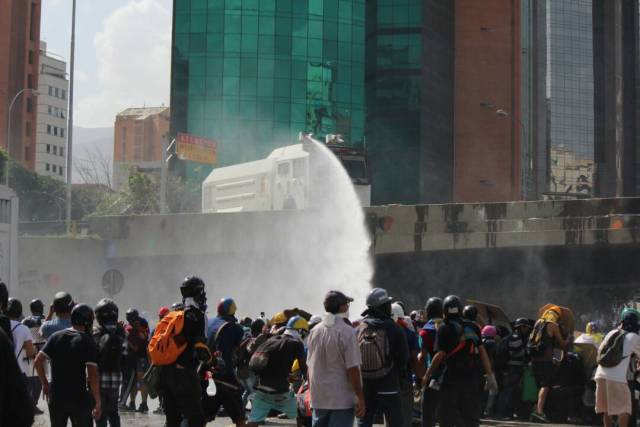 ¿El Honor no se divisa? GN ataca con lacrimógenas desde arriba a manifestantes en El Rosal. Foto: Régulo Gómez/ LaPatilla.com