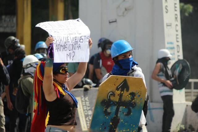 ¿El Honor no se divisa? GN ataca con lacrimógenas desde arriba a manifestantes en El Rosal. Foto: Régulo Gómez/ LaPatilla.com