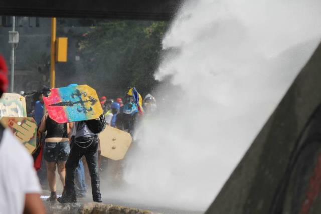 ¿El Honor no se divisa? GN ataca con lacrimógenas desde arriba a manifestantes en El Rosal. Foto: Régulo Gómez/ LaPatilla.com