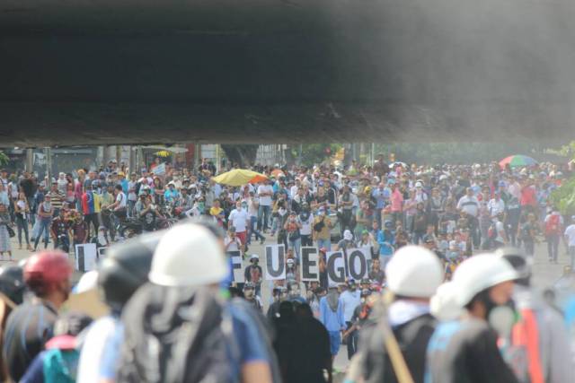 ¿El Honor no se divisa? GN ataca con lacrimógenas desde arriba a manifestantes en El Rosal. Foto: Régulo Gómez/ LaPatilla.com