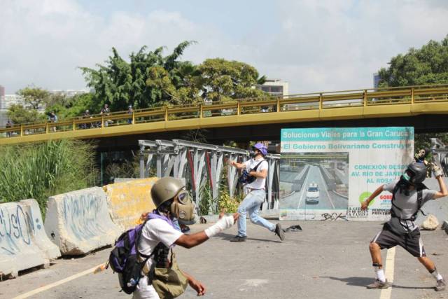 ¿El Honor no se divisa? GN ataca con lacrimógenas desde arriba a manifestantes en El Rosal. Foto: Régulo Gómez/ LaPatilla.com