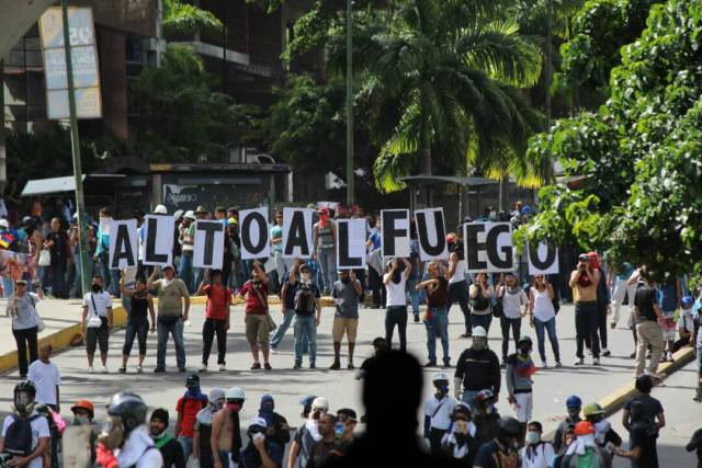 ¿El Honor no se divisa? GN ataca con lacrimógenas desde arriba a manifestantes en El Rosal. Foto: Régulo Gómez/ LaPatilla.com