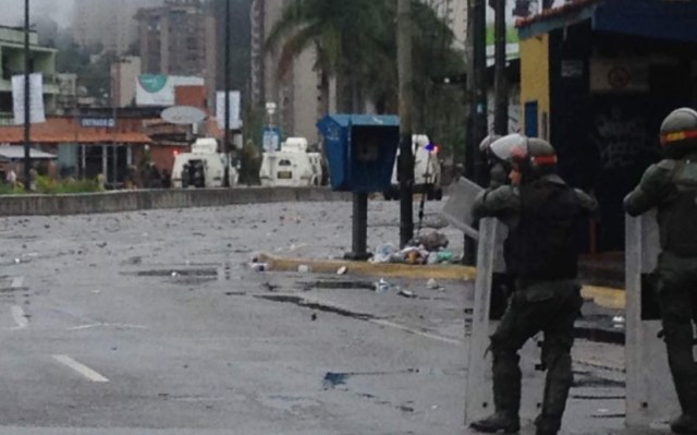 Represión de la GN en San Antonio de Los Altos / Foto @dmurolo 