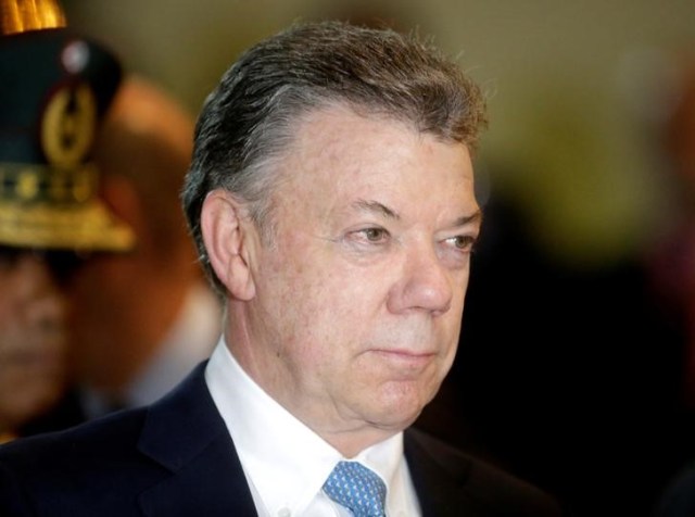 Imagen de archivo del presidente de Colombia, Juan Manuel Santos, en una ceremonia en Luque, Paraguay, abr 23, 2017. El presidente de Estados Unidos, Donald Trump, recibirá este mes a su par colombiano, Juan Manuel Santos, para hablar sobre la implementación del acuerdo de paz en el país latinoamericano, así como de los esfuerzos para contrarrestar "el retroceso democrático en Venezuela", según la Casa Blanca. REUTERS/Jorge Adorno