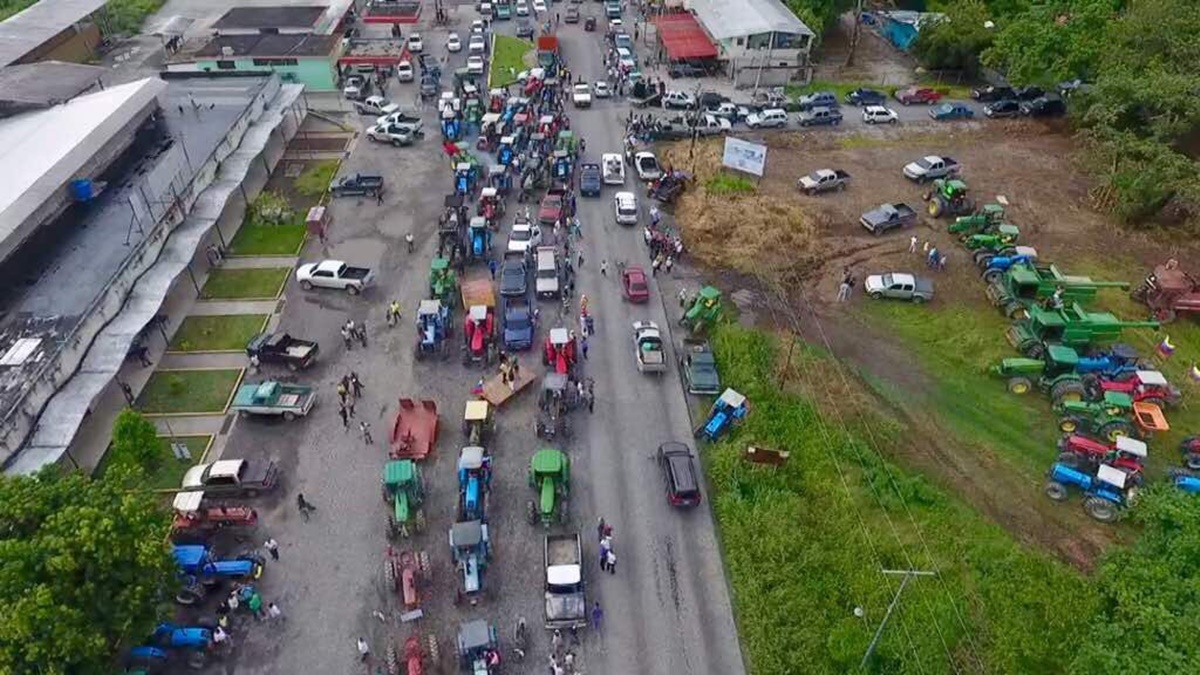 Con un “tractorazo” agricultores y ganaderos protestan contra la Constituyente