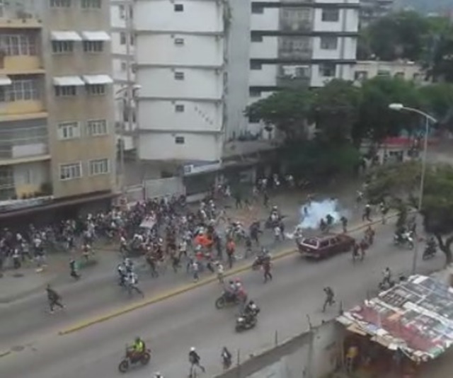 En Video: Así reprimieron a los manifestantes que protestaban en la avenida Victoria