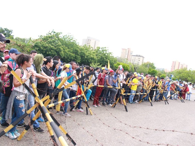 Estudiantes zulianos marchan en contra de las “prácticas terroristas de Maduro”