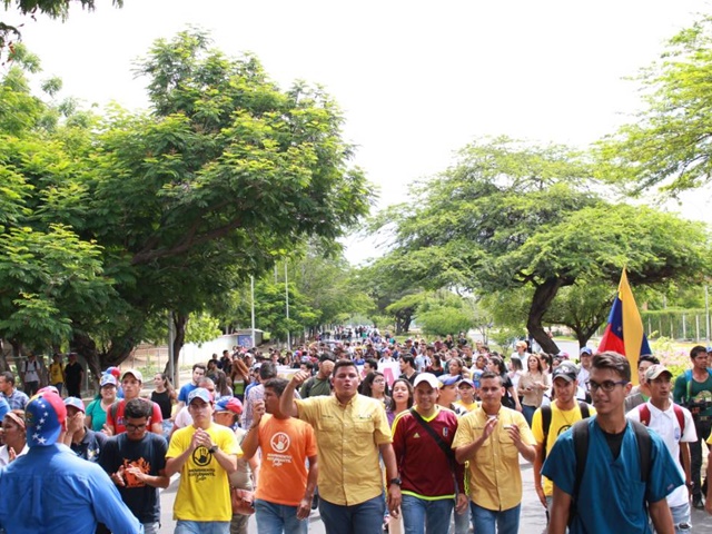 Estudiantes zulianos marchan en contra de las “prácticas terroristas de Maduro”