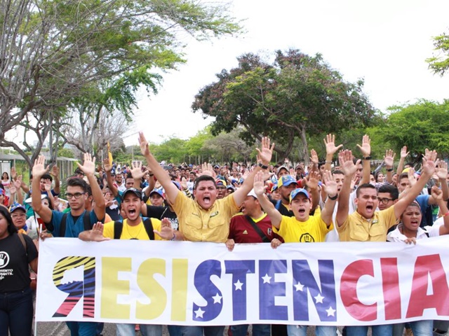 Estudiantes zulianos marchan en contra de las “prácticas terroristas de Maduro”