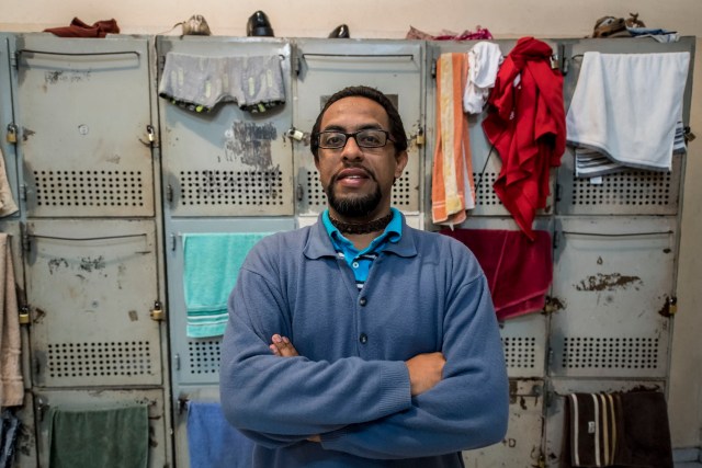 El venezolano Carlos Escalona, de 33 años, se encuentra en una entrevista con la AFP en el centro de refugiados de Missao Paz, en Sao Paulo, Brasil, el 17 de mayo de 2017. Escalona huyó cuando recibió amenazas luego de descubrir la corrupción en la institución pública venezolana donde trabajó y ahora busca asilo en Brasil. Miles de venezolanos han abandonado su país para escapar de las dificultades y la violencia de su crisis económica y política. De Brasil a Estados Unidos a Europa, aquí hay cinco caras y voces de estos venezolanos que se han exiliado en los últimos dos años. / AFP PHOTO / NELSON ALMEIDA / VAN CON LA HISTORIA AFP "Los venezolanos en el exilio: cinco caras de la crisis"