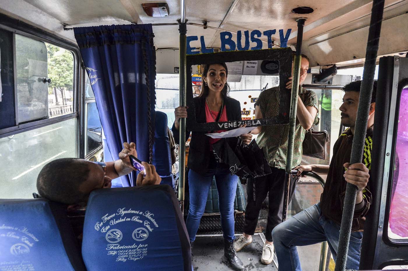 A bordo del autobús, un telenoticiero rompe con el cerco comunicacional (fotos)