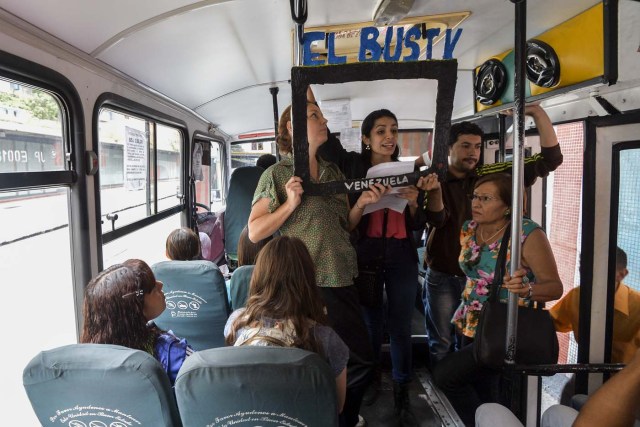 Laura Castillo (L), Maria Gabriela Fernandez (C) and Dereck Blanco (R) give a presentation of the Bus TV news in Caracas, Venezuela, on June 6, 2017. A group of young Venezuelan reporters board buses to present the news, as part of a project to keep people informed in the face of what the opposition and the national journalists' union describe as censorship by the government of Nicolas Maduro. / AFP PHOTO / LUIS ROBAYO