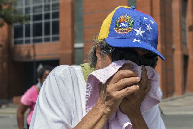 An opposition demonstrator is affected by tear gas in clashes with the riot police during the "Towards Victory" protest against the government of Nicolas Maduro, in Caracas on June 10, 2017.  Clashes at near daily protests by demonstrators calling for Maduro to quit have left 66 people dead since April 1, prosecutors say.  / AFP PHOTO / LUIS ROBAYO