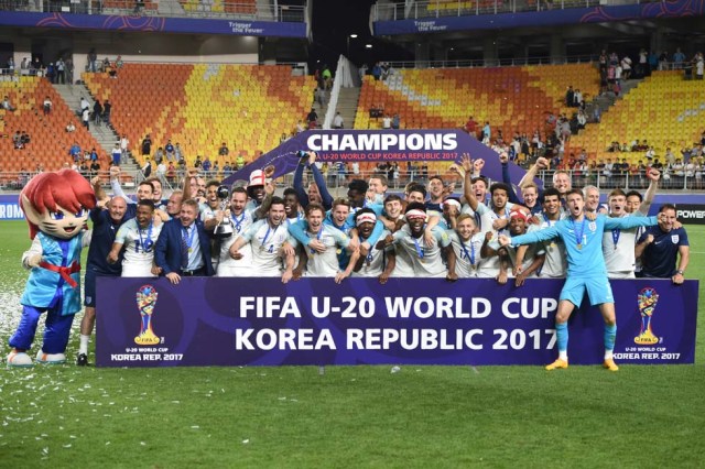 Así celebró Inglaterra su triunfo en el Mundial Sub 20. AFP PHOTO / JUNG Yeon-Je