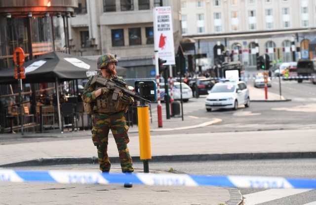 A soldier cordons off an area outside Gare Central in Brussels on June 20, 2017, after an explosion in the Belgian capital.  / AFP PHOTO / Emmanuel DUNAND