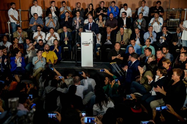 The president of Venezuela's National Assembly, Julio Borges (C), accompanied by opposition deputies and members of the opposition coalition Democratic Unity Roundtable (MUD), offers a press conference in Caracas on June 20, 2017. Venezuela's President Nicolas Maduro fired four top military commanders on Tuesday including the head of a police force that is accused of attacking anti-government protesters during months of deadly unrest. Prosecutors say 74 people have been killed since April in violence during daily protests by demonstrators demanding elections to remove Maduro from office. / AFP PHOTO / Federico PARRA