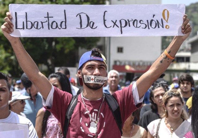 Journalists and media workers protest against the attacks on journalists, in Caracas on June 27, 2017.  / AFP PHOTO / JUAN BARRETO