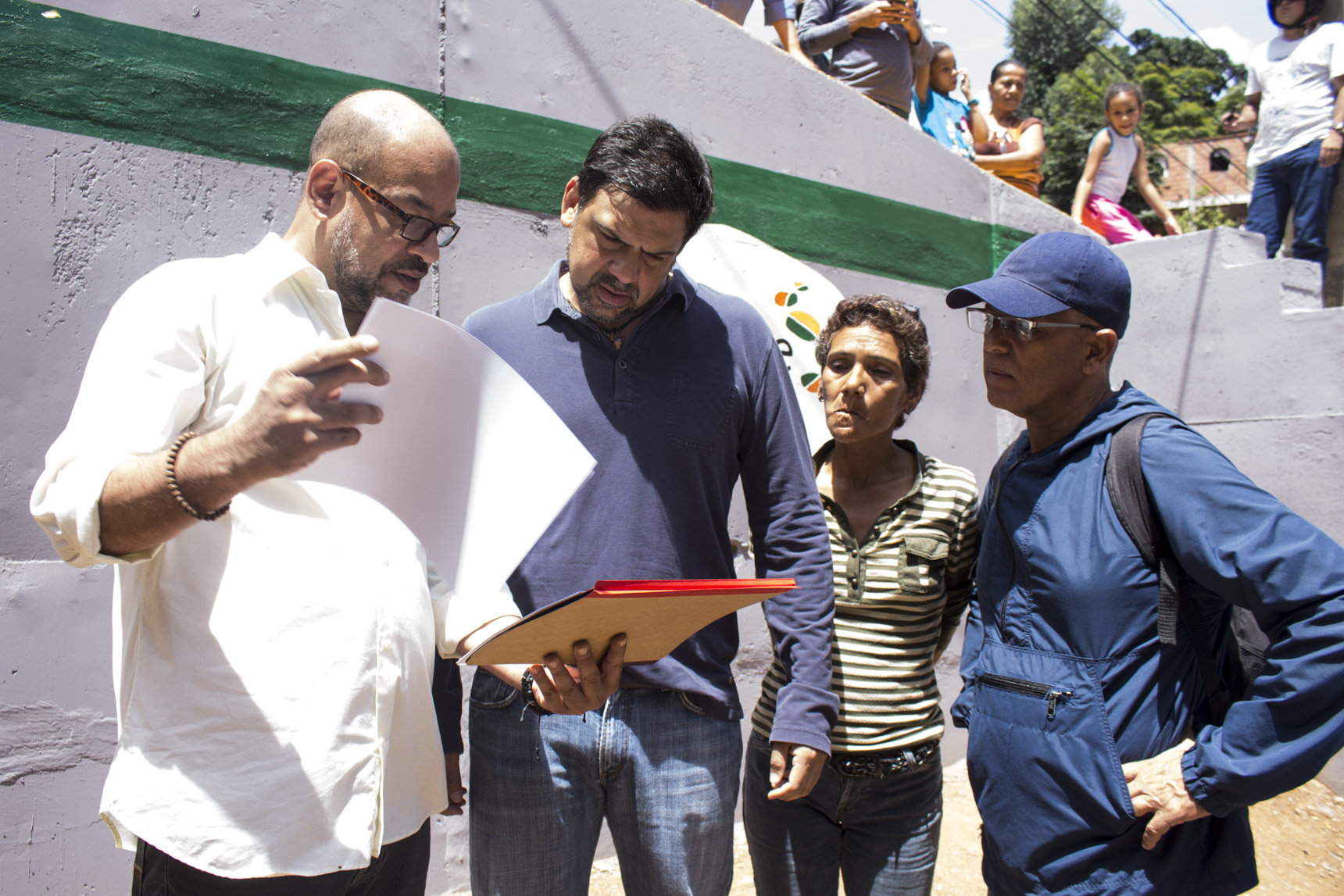 Alcaldía de Sucre construye muro y recupera parte de vialidad en Petare