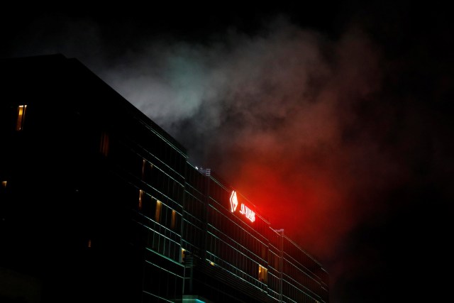 En la imagen, se ve humo por encima del complejo Resorts World en Pasay City, Metro Manila, el 2 de junio de 2017. Al menos 36 personas murieron después de que un hombre armado irrumpiese en un casino de Manila, disparando e incendiando las mesas de juego, dijo el viernes un portavoz del presidente filipino, en lo que las autoridades creen que fue un intento de robo. REUTERS/Erik De Castro