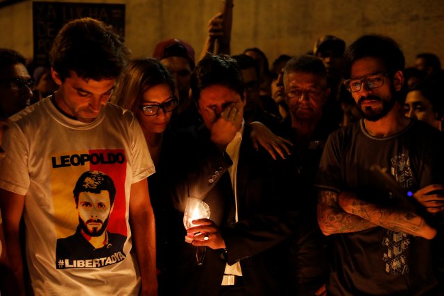 Opositores realizaron una vigilia en honor a Neomar Lander.  REUTERS/Carlos Garcia Rawlins