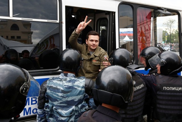 Riot police detain Russian opposition figure Ilya Yashin during an anti-corruption protest organised by opposition leader Alexei Navalny, in central Moscow, Russia, June 12, 2017. REUTERS/Sergei Karpukhin TPX IMAGES OF THE DAY