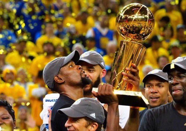 El delantero de los Golden State Warriors Kevin Durant celebra con el Trofeo Larry O'Brien después de vencer a los Cavaliers de Cleveland en el quinto partido de las Finales de la NBA en el Oracle Arena, Oakland, Estados Unidos, 12 de junio del 2017. Los Golden State Warriors derrotaron el lunes a los Cavaliers de Cleveland por 129-120 para ganar su segundo campeonato de la NBA en tres temporadas, coronando una racha casi perfecta en los playoffs. Kelley L Cox-USA TODAY Sports