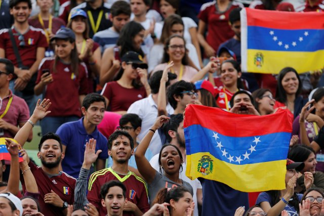 En el Estadio Olímpico de la UCV fanáticos portaron el tricolor al revés. REUTERS/Ivan Alvarado