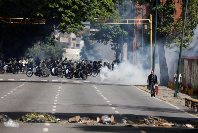 Funcionarios de la PNB y efectivos de la GNB arremetieron contra la manifestación pacífica en Altamira. REUTERS/Carlos Garcia Rawlins