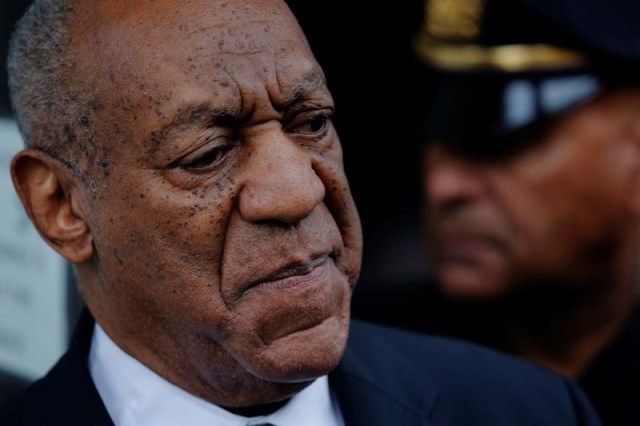 El actor y comediante Bill Cosby  se retira después de que un juez declaró nulo su juicio por agresión sexual en el tribunal de Montgomery County en Norristown, Pennsilvania, Estados Unidos. 17 de junio 2017. Un juez de Pensilvania declaró el sábado nulo un juicio por agresión sexual contra el comediante Bill Cosby luego de que el jurado fue incapaz de alcanzar un veredicto, pero los fiscales dijeron que volverán a iniciar el caso y el actor todavía enfrenta varias demandas civiles.  REUTERS/Lucas Jackson - RTS17GZR