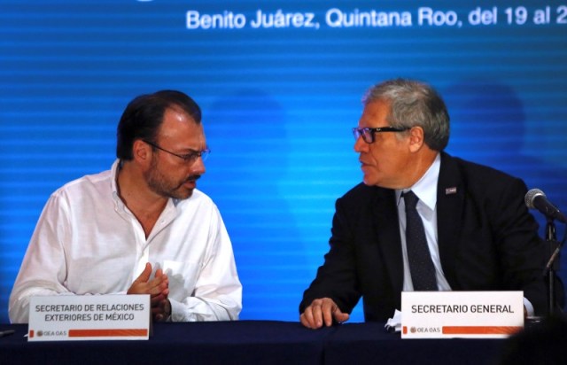 El ministro de Relaciones Exteriores de México, Luis Videgaray, y el secretario general de la Organización de Estados Americanos (OEA), Luis Almagro, celebran una conferencia de prensa antes de la 47 Asamblea General en Cancún, México, 19 de junio de 2017. REUTERS/Carlos Jasso