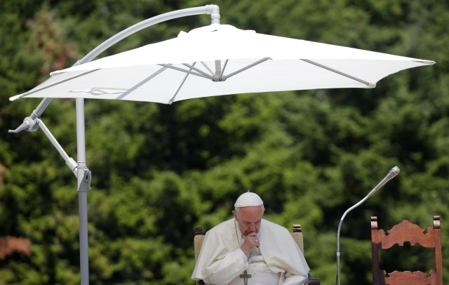 El Papa Francisco asiste a una visita a la tumba del influyente sacerdote italiano Don Lorenzo Milani en Barbiana, Italia el 20 de junio de 2017. REUTERS / Max Rossi